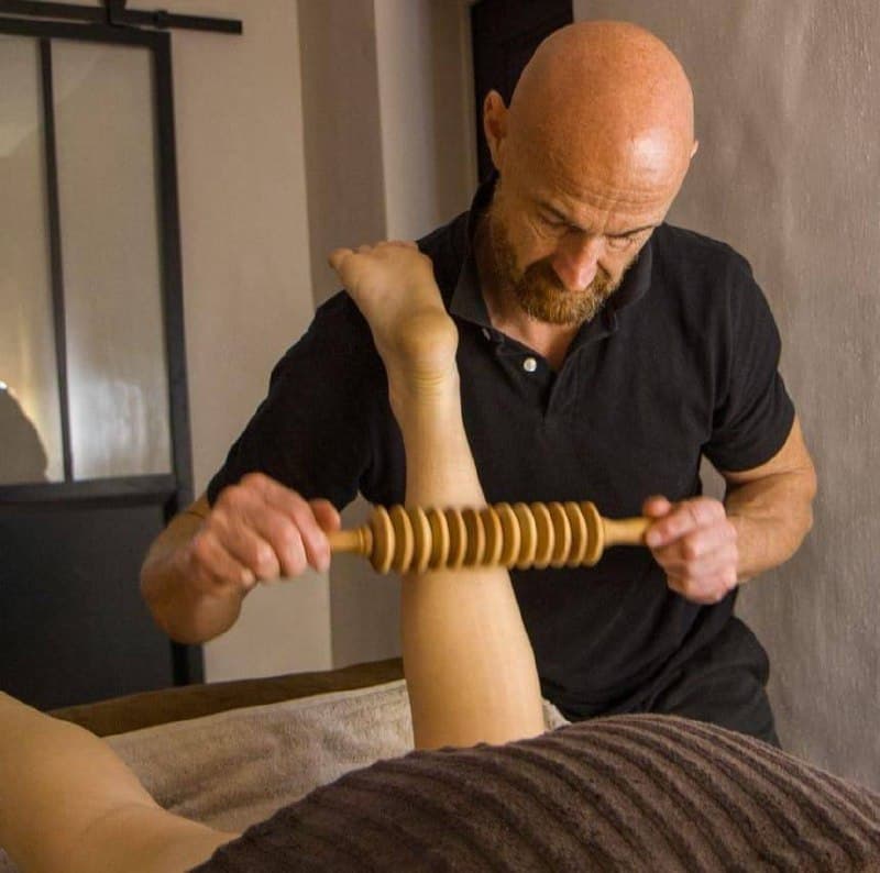Technique Maderodrain — drainage lymphatique avec outil en bois, cadre professionnel