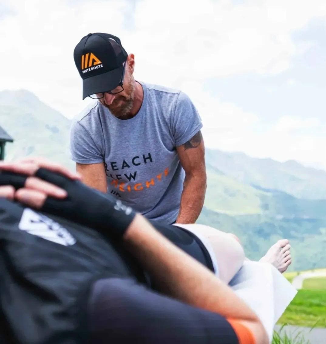 Johann Lenez en séance de massage sportif en extérieur, paysage de montagne
